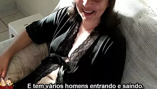 Karım açık cübbe giymiş teslimatçıyı sokakta alıyor