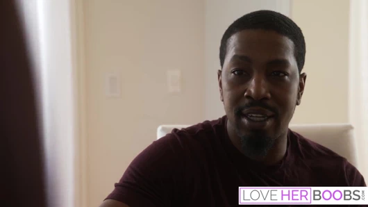 Büyük memeli bebek Avalon Mira ırklararası sikiliyor