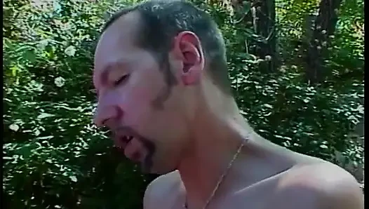 Güzel üniversiteli kız parkta açık havada dizlerinin üstüne oturup yarak emmeyi seviyor