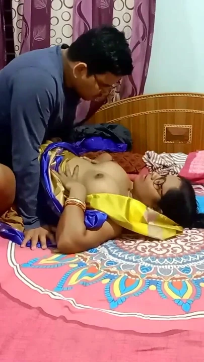 Kocası bakire Hintli desi yengeyi tamamen çıplak sikiyor - ateşli seks | Klip 1