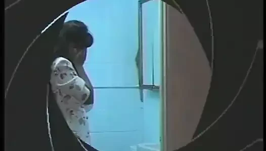 İspanyol kız Truckstop tuvaletinde arkadaşı tarafından klitorisini yalatıyor.