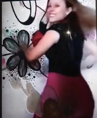 Fodendo Larissinha enquanto ela dancing