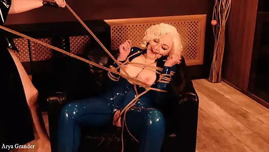 Lateks içinde oynayan 2 kaba lezbiyenlerin ham cinsel ilişkilerinin cinsel videosu