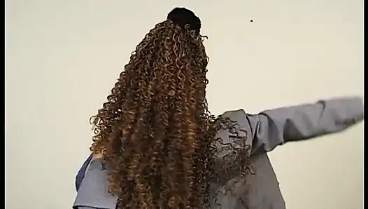 Ateşli kız bizim için soyunuyor ve mastürbasyon yapıyor