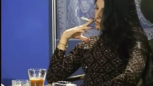 koyu saçlı kız sigara