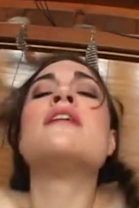 Sasha Gray kanepede sikilmeden önce yarak emiyor gibi harika görünüyor