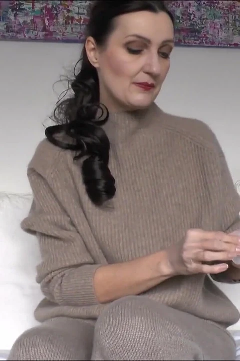 Леди Victoria Valente - кашемир, трикотаж, красивые руки, короткие ногти на пальцах, крупным планом, инструкция по