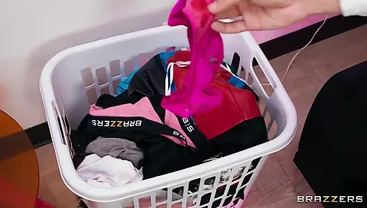 Brazzers - gotik üniversiteli kız yhivi ineği sikiyor