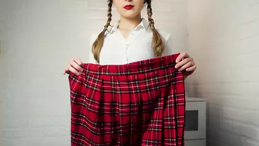 Güzellik hızla erkek arkadaşına mastürbasyon yapmaya karar verdi, ancak geri durmadı ve üniversite üniformasını bitirdi.