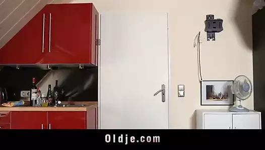 Blad eski sapık kendi oyun odasında iki sapıkça genç kızları beceriyor