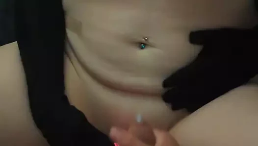 Orta yaşlı seksi kadın kocasının üzerine boşaldıkça vibratör kullanıyor