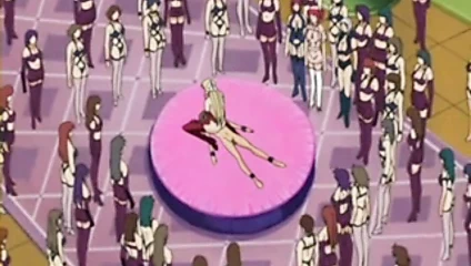 Adam bir grup kız için seks malzemesi olarak kullanılıyor