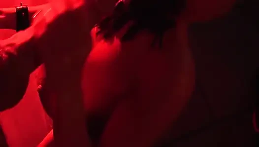 Seks sayısız sahne 2: sarışın büyük memeli orta yaşlı seksi kadın bdsm mağarasında kölesiyle sert sikişiyor