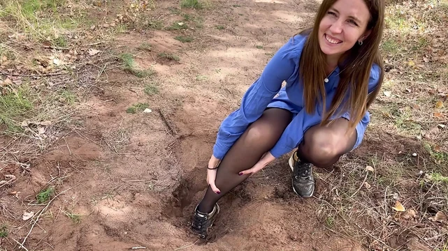 Хорошенькая девушка застряла в лесу