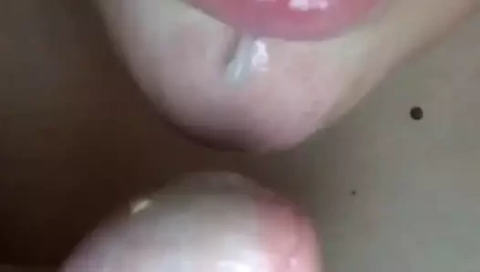 Kız arkadaş boşalmanın tadını çıkarıyor