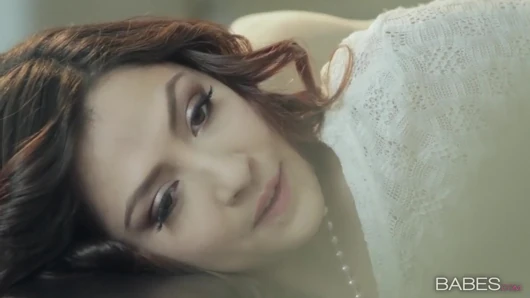 Hatunlar - cassie laine yeni oyuncağını seviyor
