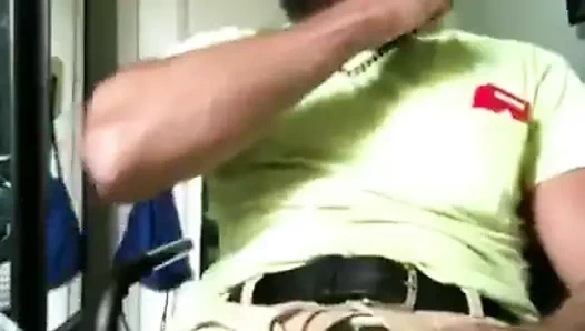 Bahse girerim bu adam harika kokuyor