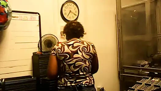 Sexxy götü aşağı dans ediyor