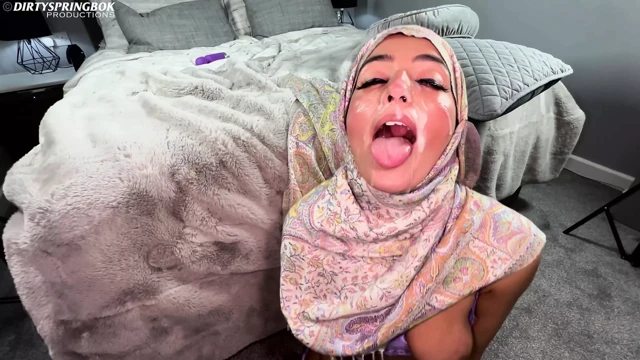 Tesettürlü Aaliyah iç çamaşırını gösteriyor ve yüzüne büyük bir boşalma alıyor