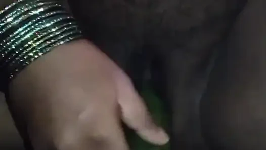 Aaj phir bhabhi ne apni chut me Khira dala