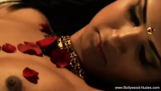 Seksi göbek dansı o kadar erotik hareket ediyor ki onu aşağı çekiyor