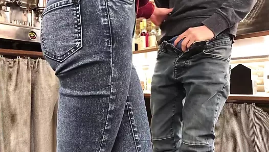 Genç kız barista iş yerinde bir kafede sulu bir sakso çekti