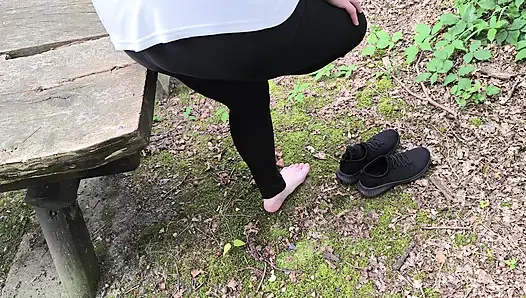 Barbekü alanında göt, memeler ve amcık kırbaçlama