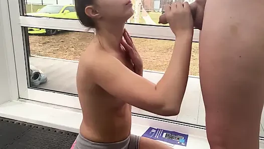 Eriyiyor, neşesini gizlemiyor