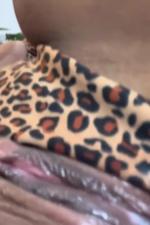 Yaramaz kadın kendini sikiyor