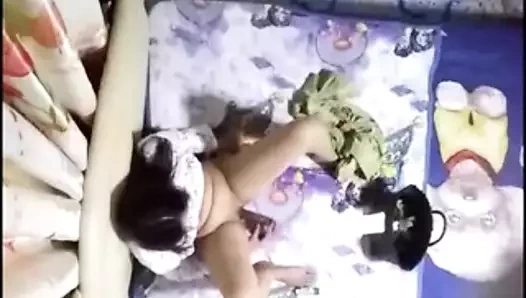 Güzel bir kadının mastürbasyon yaparken kamera arkası