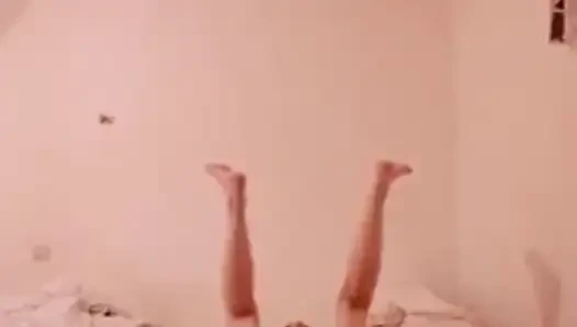 Güzel Yaramaz Kız Dans Ediyor Ve Oynuyor