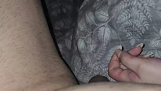 Üvey anne üvey oğlunun tutuyor ve sertçe sıkıyor