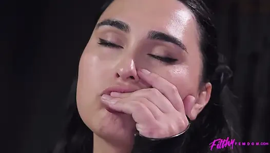 İki büyük memeli hatun hakimiyet yoluyla kendilerini tatmin ediyor