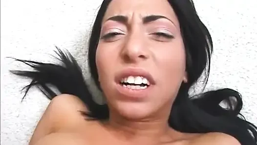 Dövmeli genç kız büyük yaraklı büyük bir adam tarafından amını ve götünü siktiriyor ve döl yutuyor