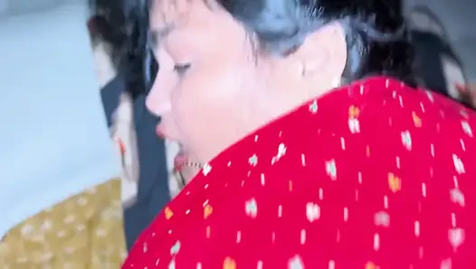 Kırmızı sari giymiş ateşli Hintli karım tam gece vahşi yolculuk için beni baştan çıkardı