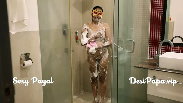 Desi güney Hint kız genç yenge payal içinde banyo