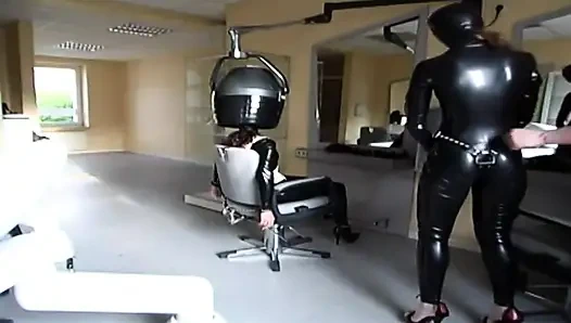 Lateksli maskeli kızıl saçlı bağlanıyor