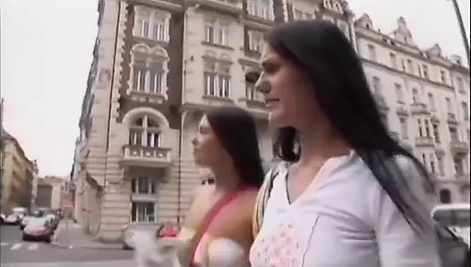 iki seksi esmer karmalar bir sikiş festivali için üç adam tarafından katıldı