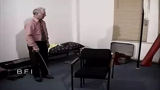 Edepsiz piliç bağlanıyor ve kırbaçlanıyor