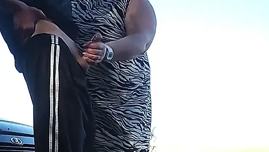 Doğada işiyor kayınvalideyi ağzına sikiyor ve dölle dolduruyor