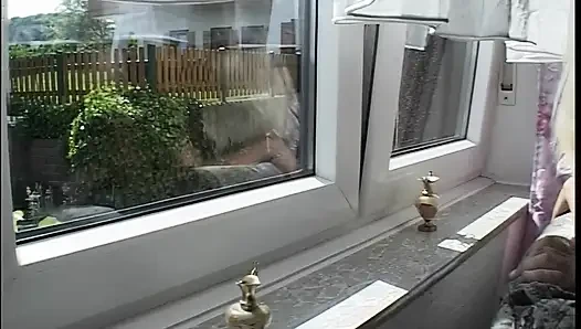 Sarışın hatun yoğun sert ve patlayıcı orgazm oluyor