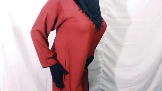 Hintli güzel tesettürlü Müslüman seksi yenge odanın içinde komşuyla seks yapıyor