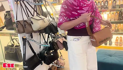 Ateşli desi kız alışveriş merkezinde sikişiyor