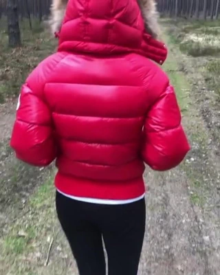 Pembe ceketi ve deri taytıyla kirpi prenses