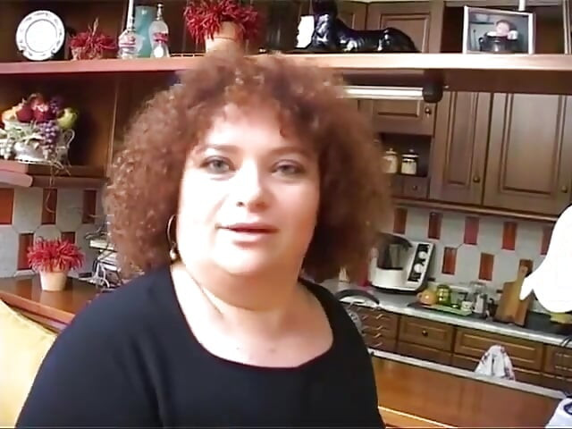 İtalyan iri güzel kadın şişman ve kıllı amında büyük bir yapay penisin tadını çıkarıyor