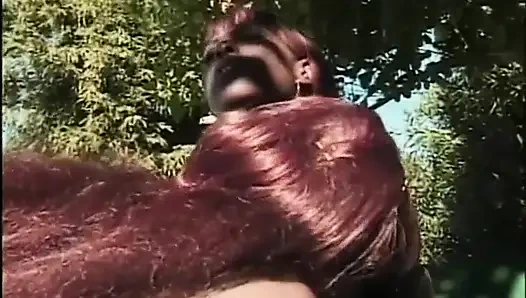 Büyük memeli zenci lezbiyenler bahçede parmaklıyor