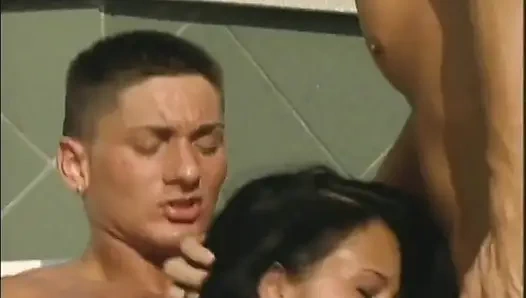 Biseksüel üçlü grup seks göt sikişi büyük yarak emiyor... ağzına boşalma