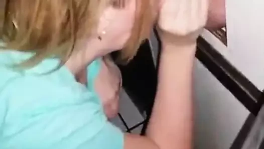 Tombul sarışın kız arkadaşı zafer deliğinde darbeler