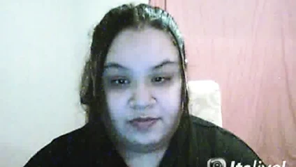 Trish web kamerasının önünde oynuyor