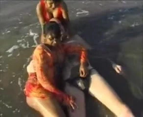 Plajda beyaz adamla 2 Hintli kız..